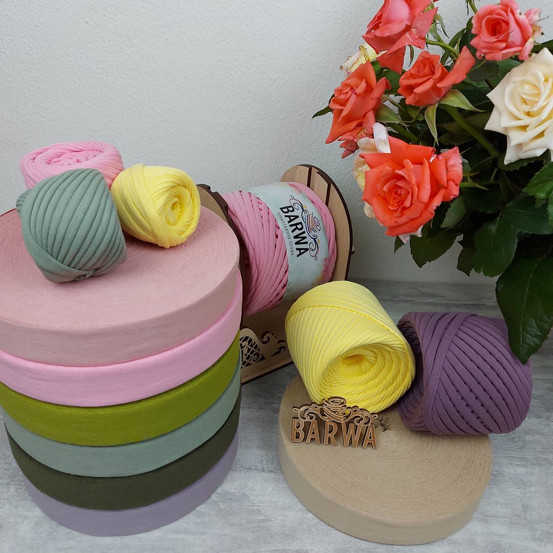 Crochet hook working with rich red 7-9mm recycled t-shirt yarn, soft stretchy jersey yarn in action for making sturdy bags