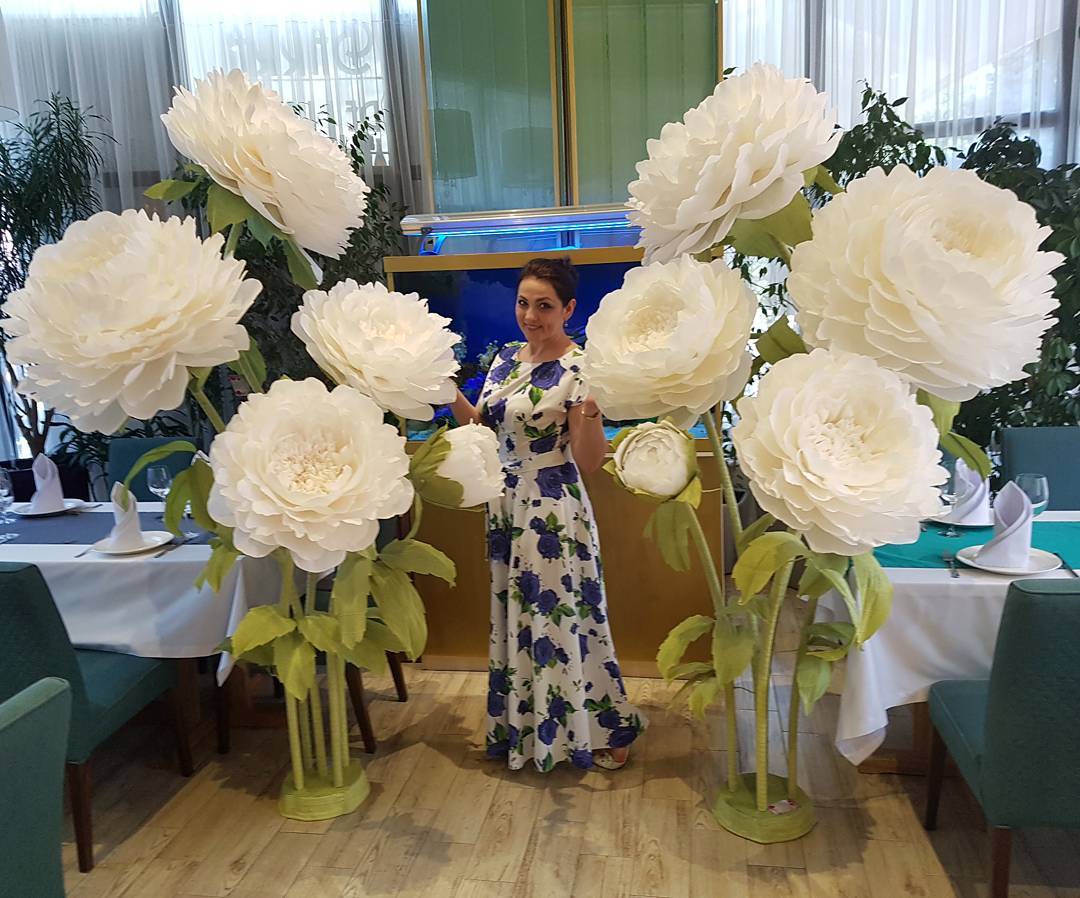 Oversized Paper Flower in Creamy Vanilla Shade 17A1 – Professional Italian 180g Crepe Paper for Giant Blooms, Backdrops and DIY Wedding Decor
