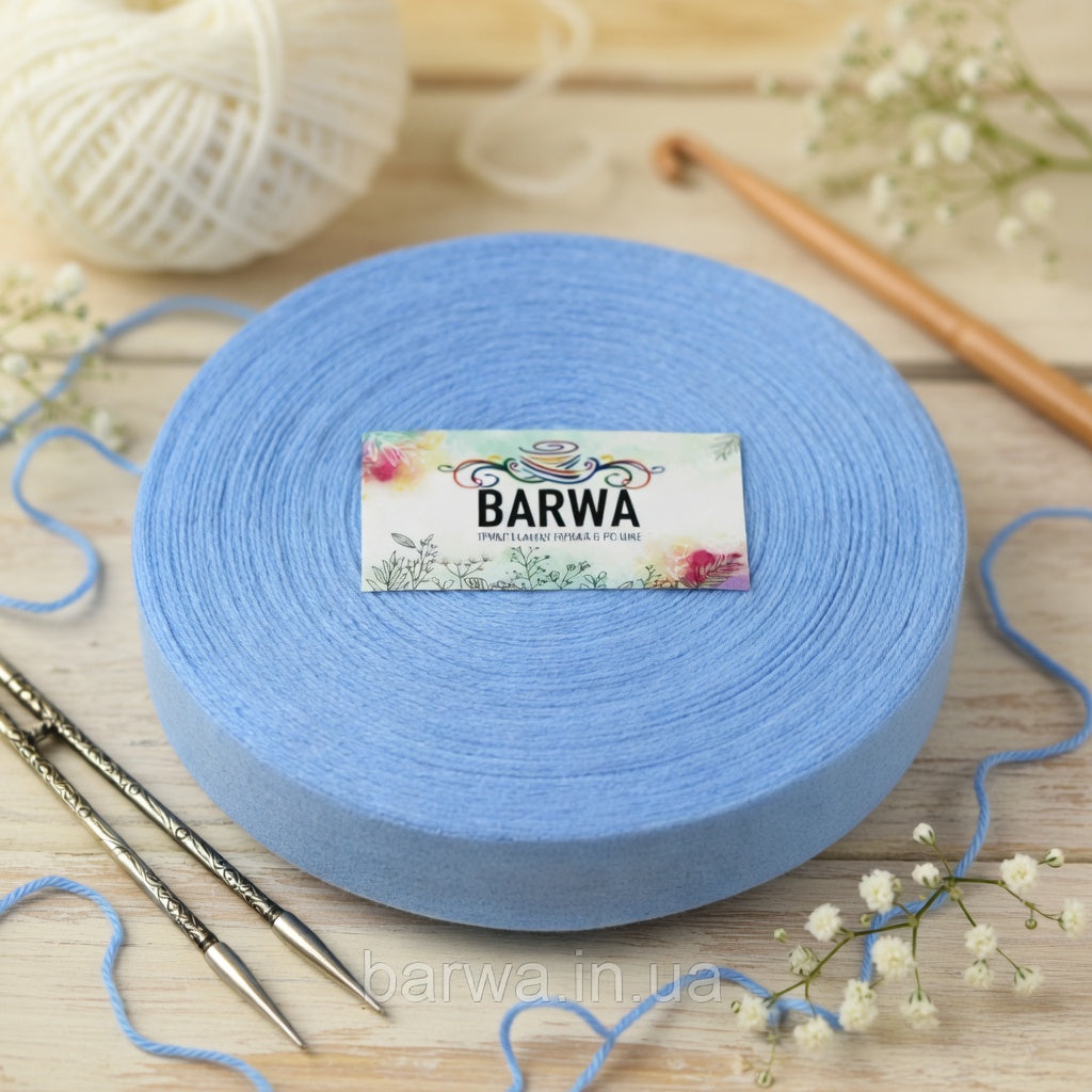 Premium sky blue t-shirt yarn roll 7-9mm made from 100% virgin cotton with elegant knitting needles and delicate flowers, chunky yarn for crochet baskets