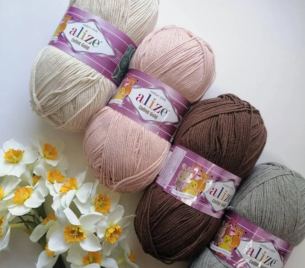 Knitting in progress with Alize Cotton Gold light gray yarn (color 533 or similar), even tension and smooth ply on 4mm needles, creating a soft, comfortable fabric for scarves or sweaters