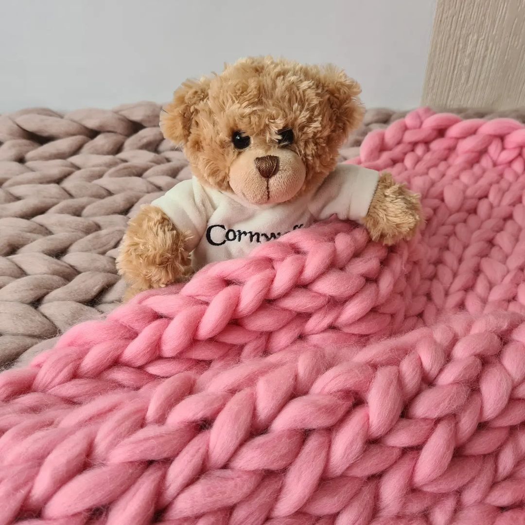 Pink giant merino wool throw yarn detail close-up