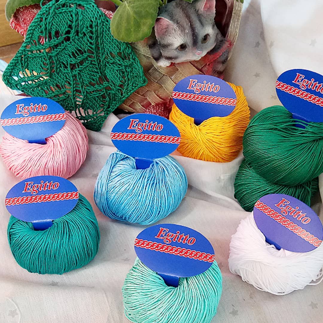 Airy crochet crop top in vibrant mercerized cotton Ejito, delicate floral motifs, boho chic style