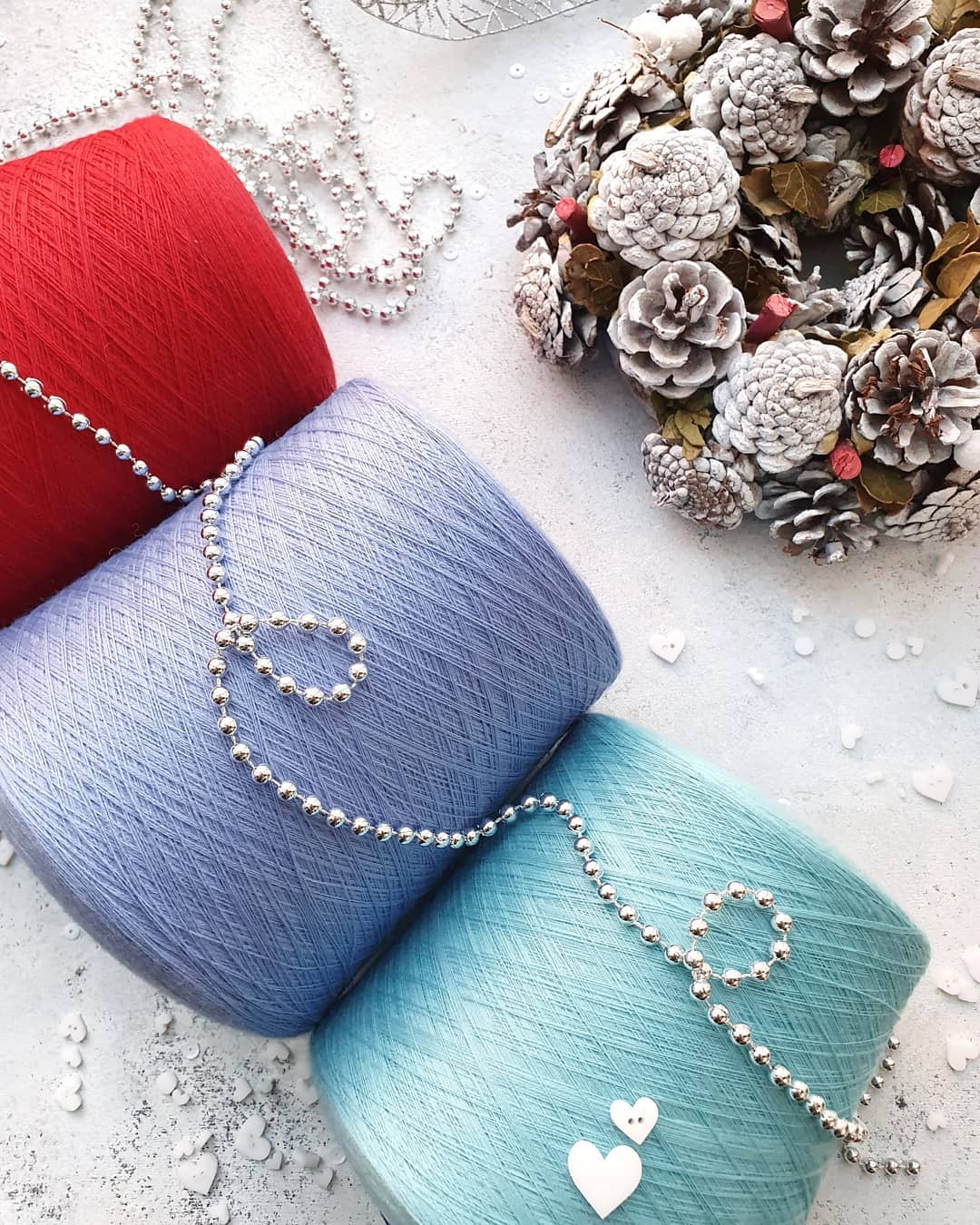 Vibrant color skein of high-quality Italian extra fine merino wool 2/16 Nm, machine washable luxury knitting yarn for hand and machine projects