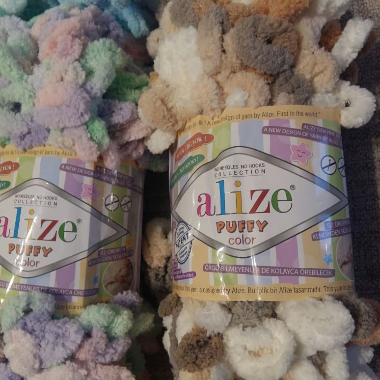 Reversible chunky knit blanket from Alize Puffy Color variegated loop yarn, fast DIY home decor project