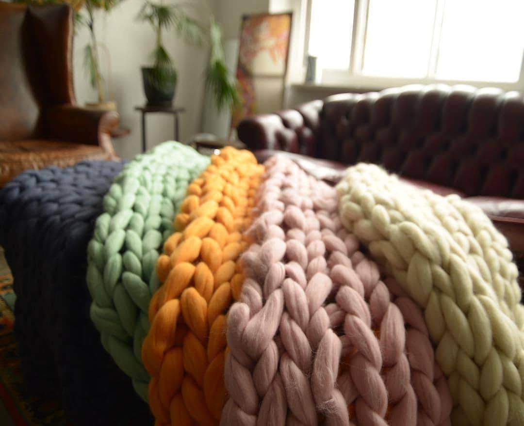 Chunky knit blanket. Premium merino wool blanket. Chunky knit throw. Arm knit blanket. 39 x 55 inches (99 cm x 140 cm) - FuzzyRoom