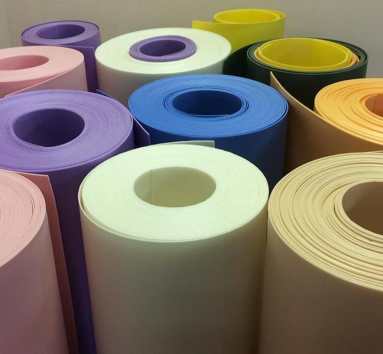 Artisan heat-shaping white Izolon foam petals for voluminous giant roses. Flexible premium material for lifelike wedding backdrops and DIY florals.